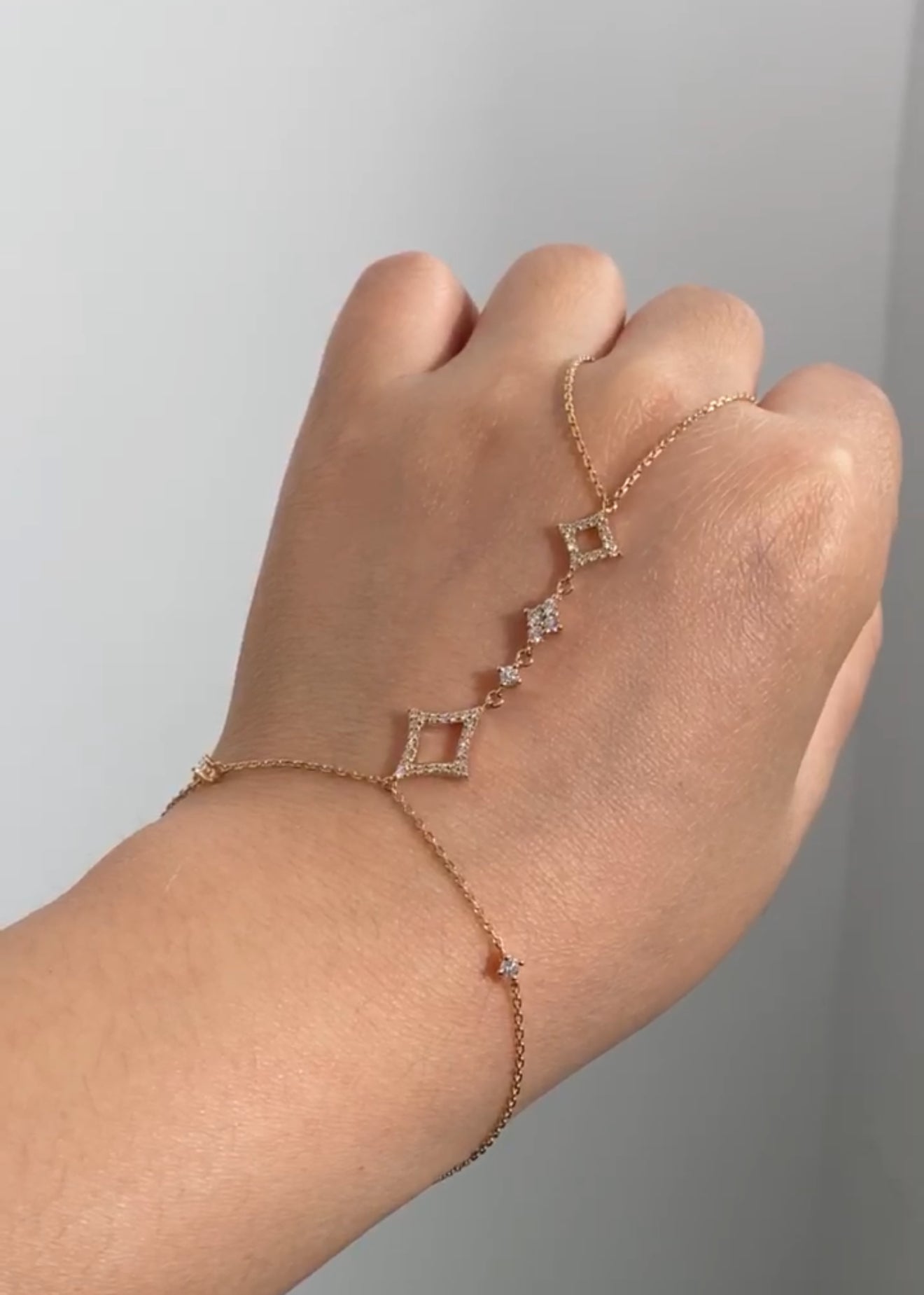 Celeste Étoile Handchain 14K gold handchain