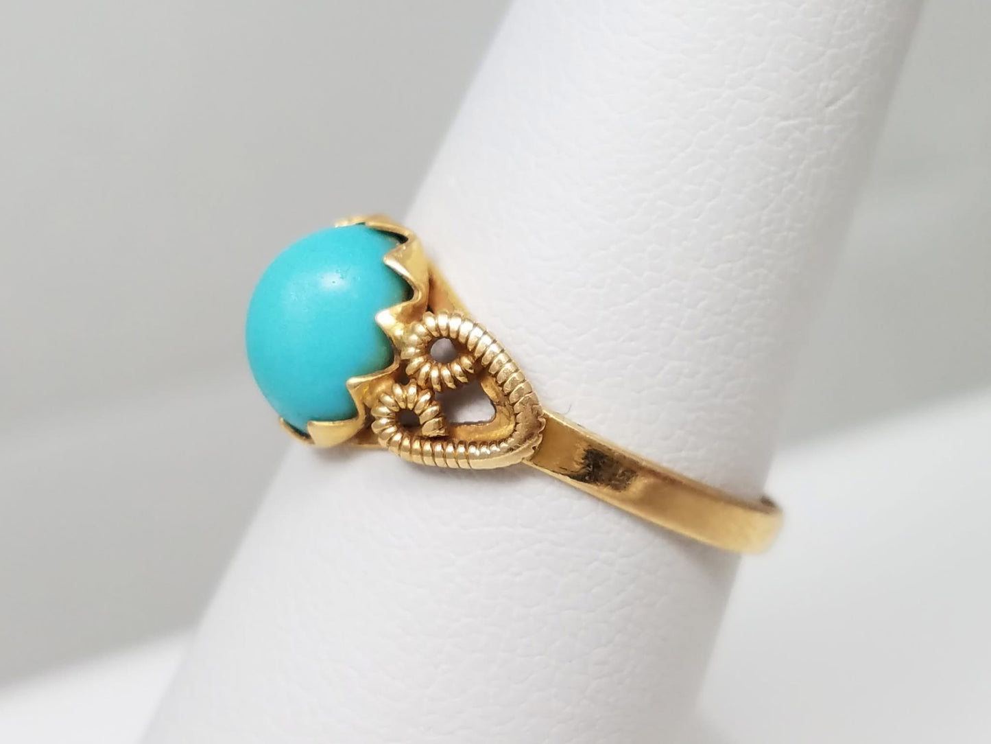 Vintage Natural Turquoise Cabochon Ring in 18K Yellow Gold