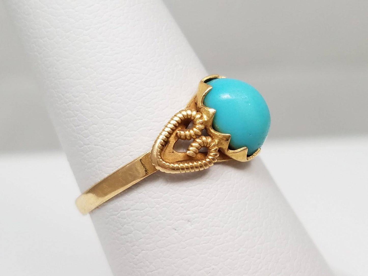 Vintage Natural Turquoise Cabochon Ring in 18K Yellow Gold