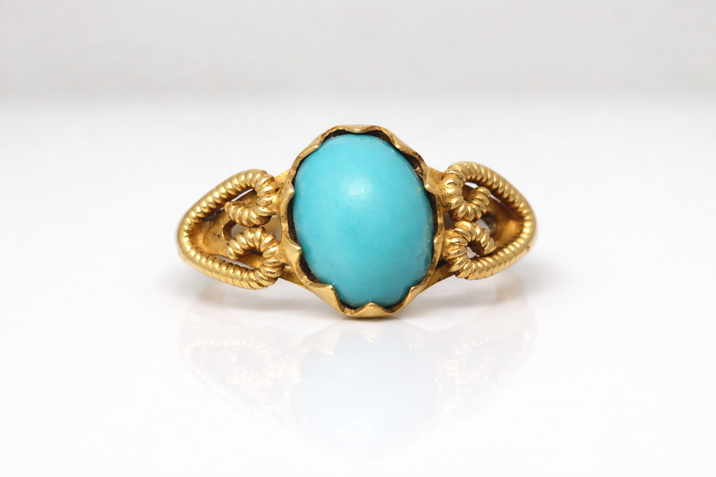 Vintage Natural Turquoise Cabochon Ring in 18K Yellow Gold